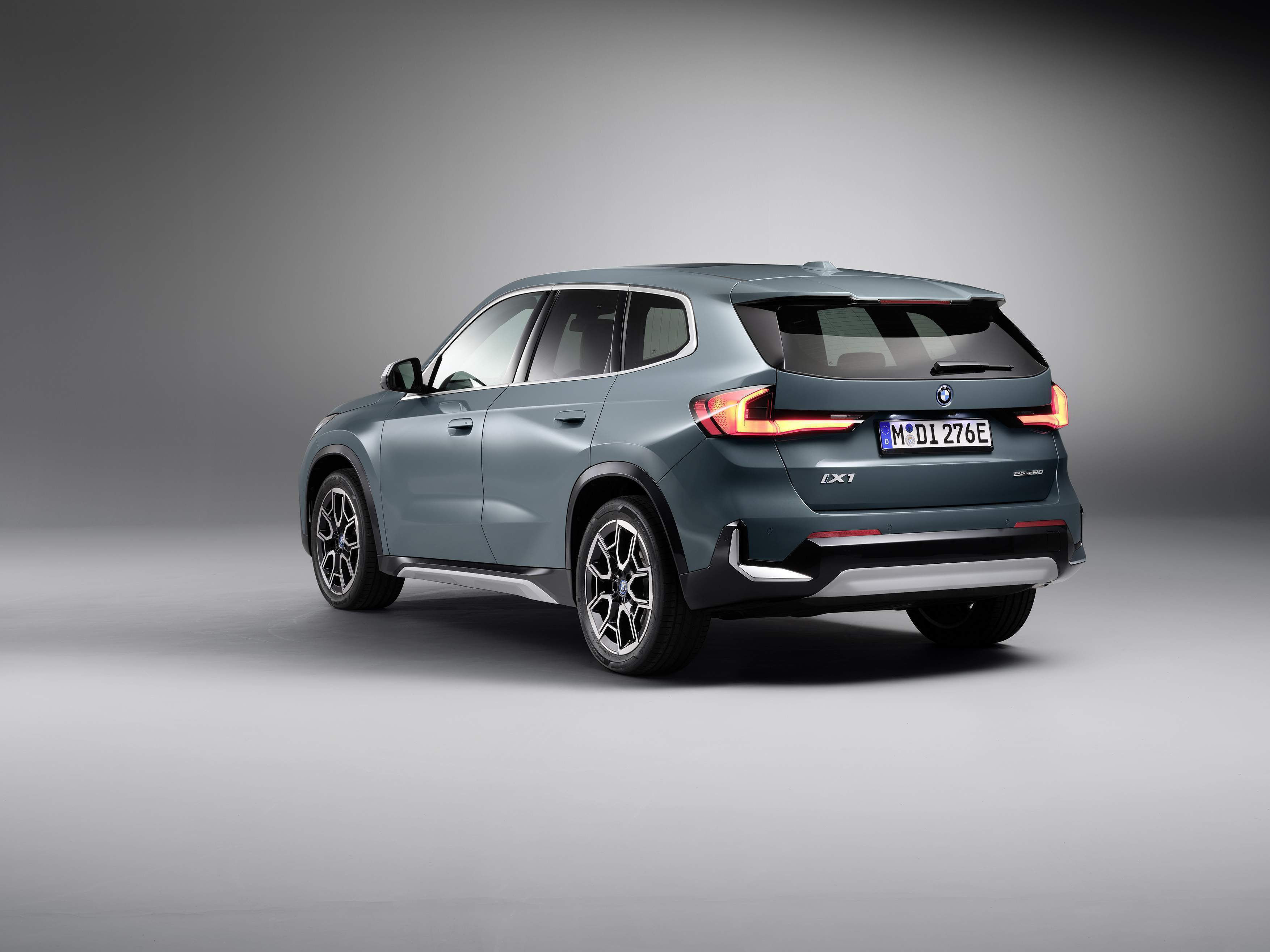 BMW iX1 posteriore