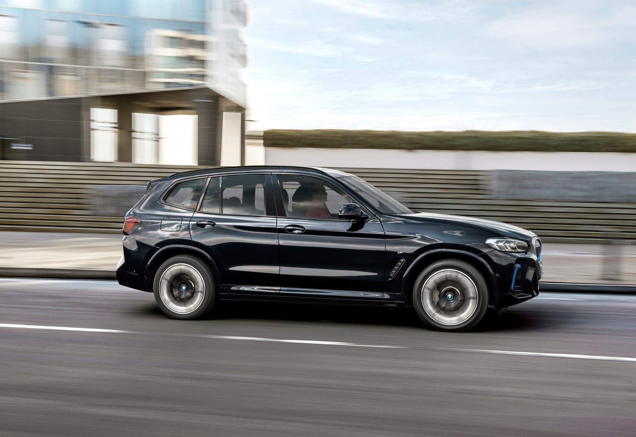 BMW iX3 esterni 2