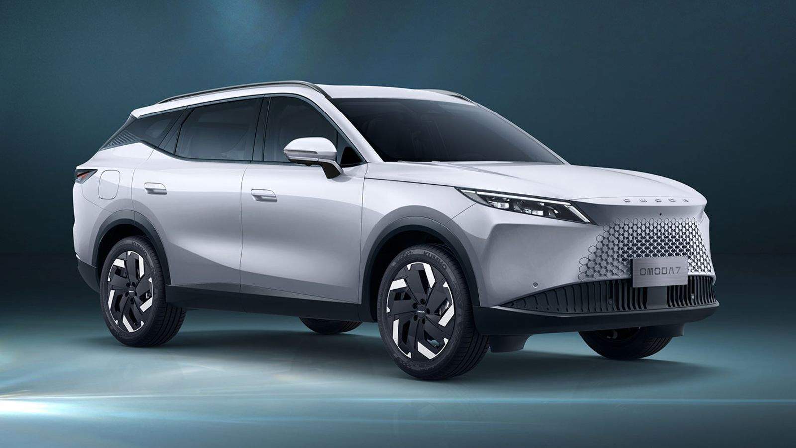 <h1 style="color:#0566d4;font-size:30px;font-weight:bolder;">     IN SINTESI </h1> <p>     L'Omoda 7 rappresenta il nuovo e ambizioso passo in avanti del marchio asiatico, che punta a consolidare la propria presenza nel mercato europeo alzando l'asticella verso il segmento dei D-SUV. Progettata per massimizzare il comfort di bordo e offrire un'esperienza di viaggio da vera ammiraglia, la vettura sfoggia linee eleganti e ben proporzionate, celando una meccanica ibrida plug-in moderna e focalizzata sull'effic