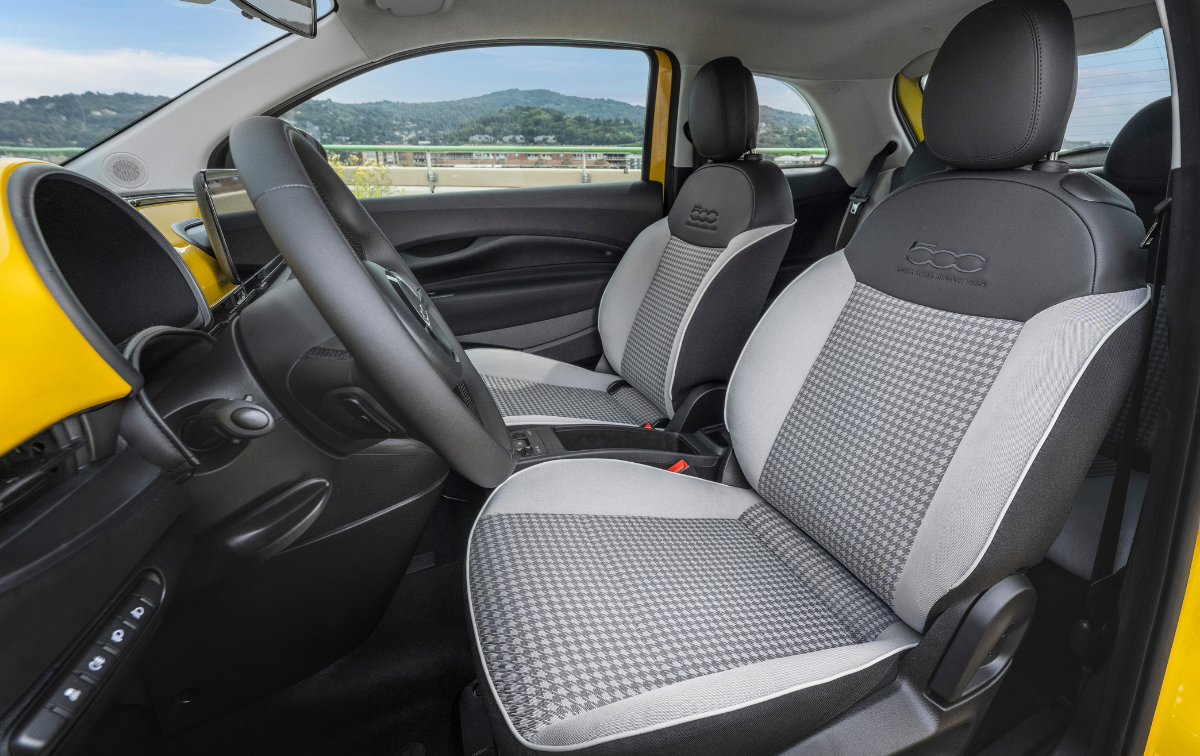 fiat 500 ibrida interni